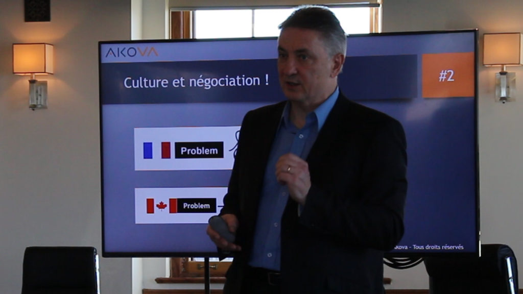Le formateur Francis Bélime présente, lors d'une formation sur le commerce international, les différences culturelles entre le Canada et la France